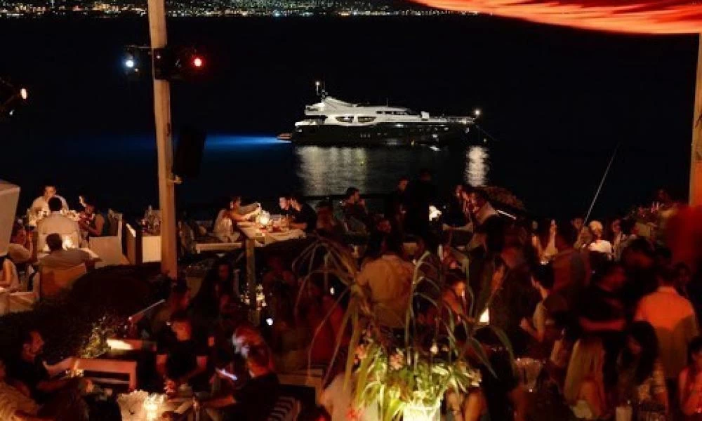 Μπουνιές, κλωτσιές, καρέκλες και μπουκάλια στα κεφάλια: Απίστευτο ξύλο μεταξύ αλλοδαπών (βίντεο)